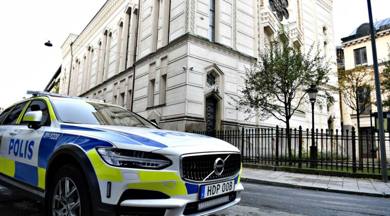 Polisbil utanför Stockholms synagoga.