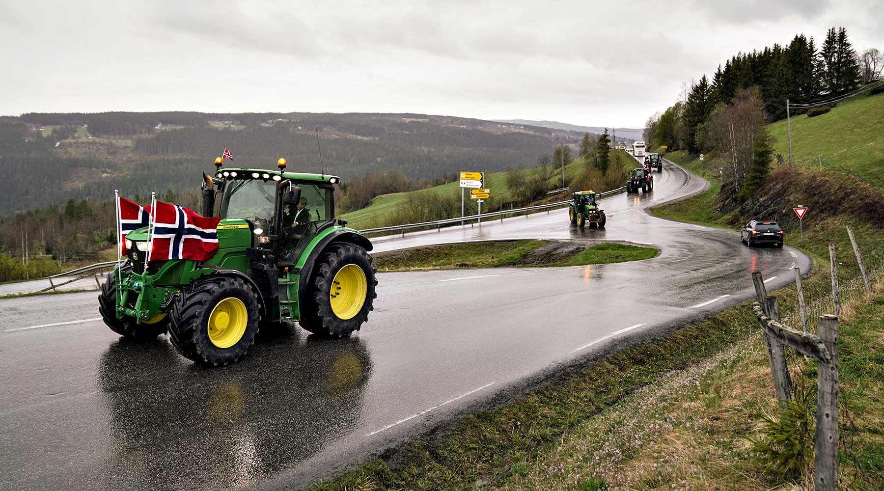 Traktor med norska flaggor på 17 maj.