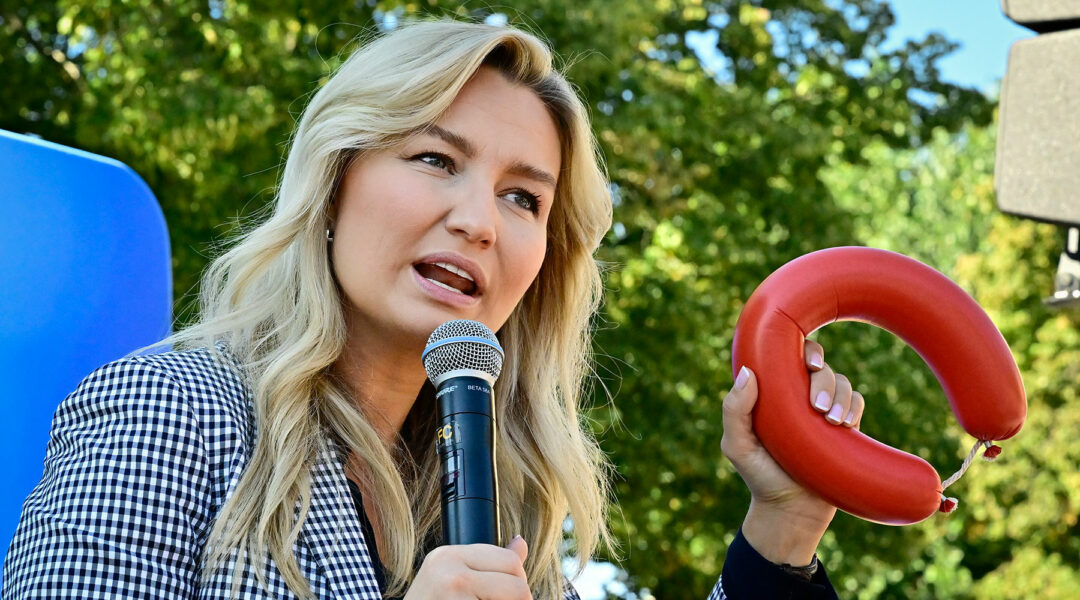 Ebba Busch håller i en falukorv