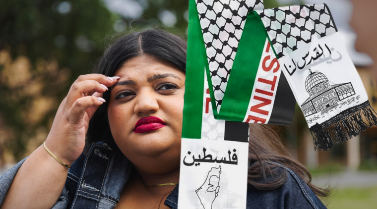 Moska Hassas har blivit kritiserad för att hon bar en palestinasjal med texten "Jerusalem är vårt"