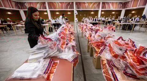 Valkassar med utlandsröster och sent ankomna förtidsröster räknas på onsdagen i Rådhuset i Malmö.