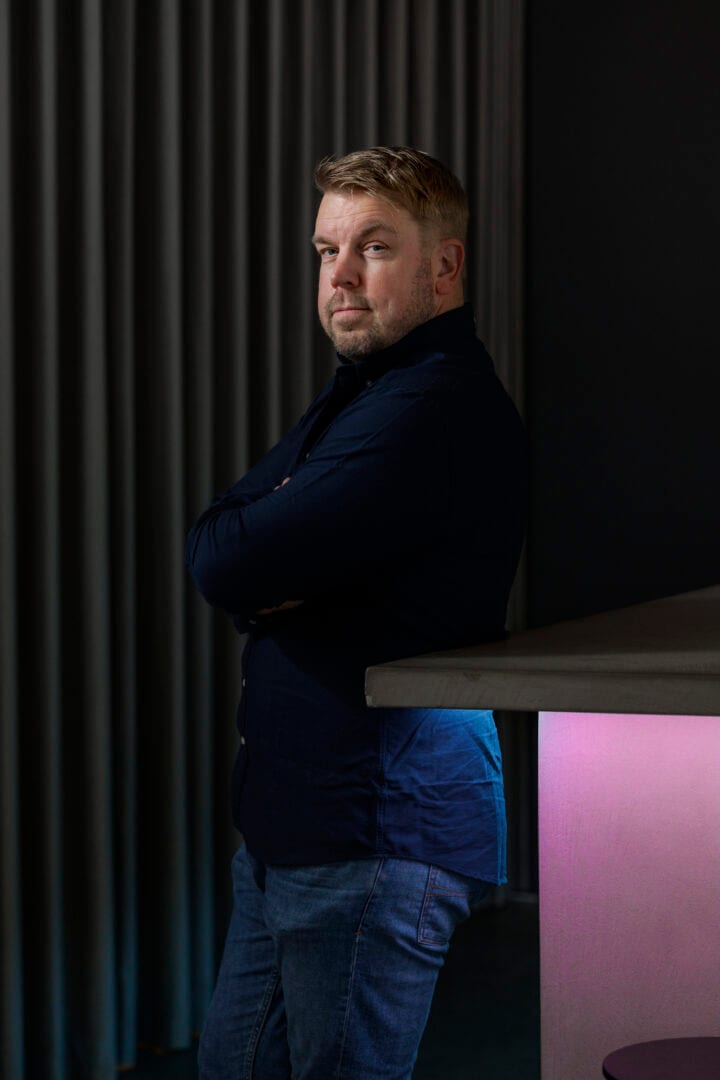 På fritiden har it-miljonären Jens Nylander gjort vad Riksrevisionen borde ha gjort för länge sedan.